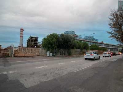 La fabbrica sorge in via Bruno Buozzi e confina con l'estesa area un tempo occupata dalla Stanic, la raffineria da cui prende il nome il quartiere in cui � situato